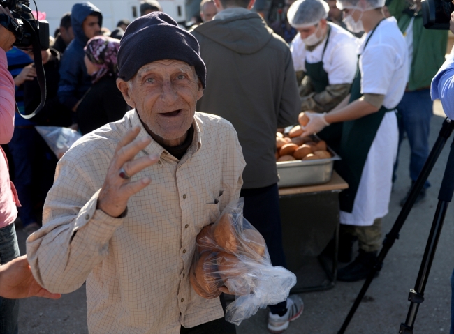 Mehmetçik ekmeğini Afrinlilerle paylaşıyor